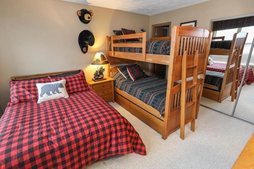 Seven Springs Woodridge 4 Bedroom Premium Condo, Sleeps 10, Deck With Mountain Views *