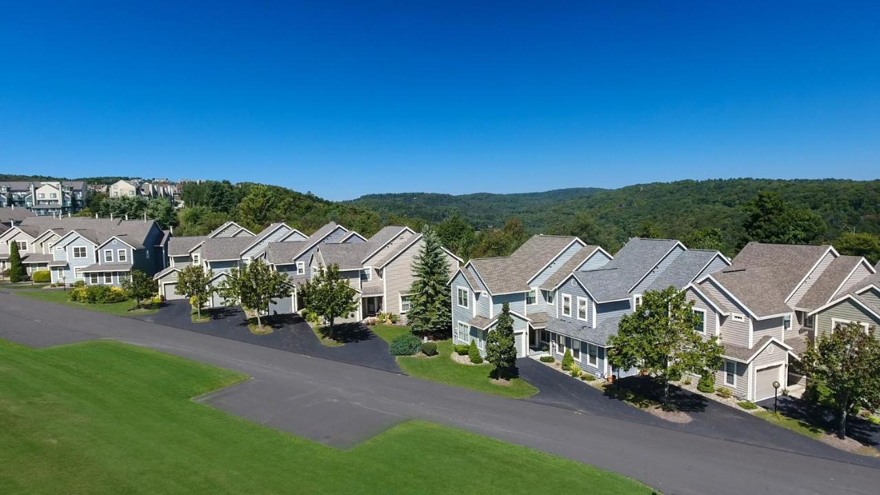 Apartment Seven Springs Woodridge 4 Bedroom Premium Condo, Sleeps 10, Deck With Mountain Views Champion